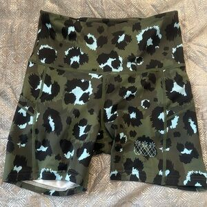 Tres Piñas Women's Shorts Size small.